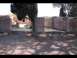 02323 ostia - regio v - insula xi - edificio (v,xi,3) - laeden 1 und 2 von westen - 2017.jpg